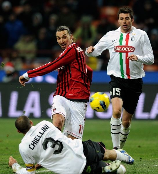 Ibrahivomic vẫn tả xung hữu đột trong vòng cấm của Juventus